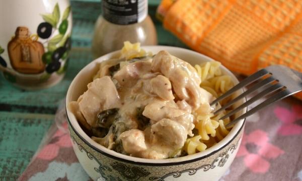 Fusilli with chicken breast and spinach in sour cream sauce, recipe with photo