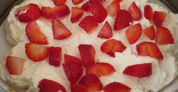 Strawberry marshmallow cream cake - step by step recipe