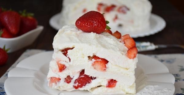 Strawberry marshmallow cream cake - step by step recipe