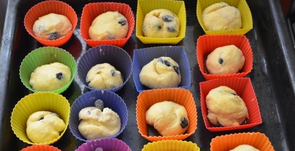 Raisin cupcakes for Easter - recipe with photo step by step. Recipe for cupcakes with raisins in silicone molds.