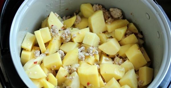 Potatoes with minced meat in the multicooker, recipe with photo. How to cook stewed potatoes with minced meat in the multicooker?