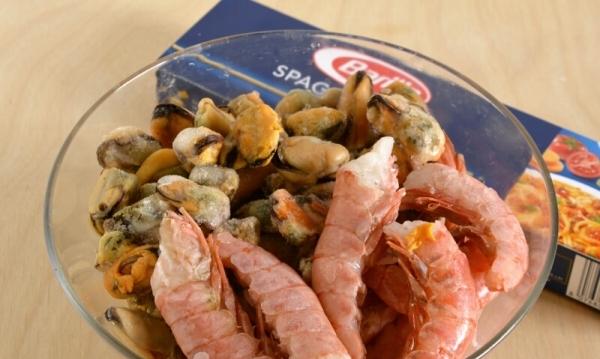 Spaghetti with shrimp and mussels - step by step recipe
