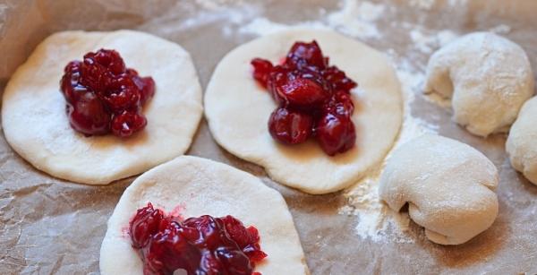 Cherry-filled puffins - recipe with step-by-step photos